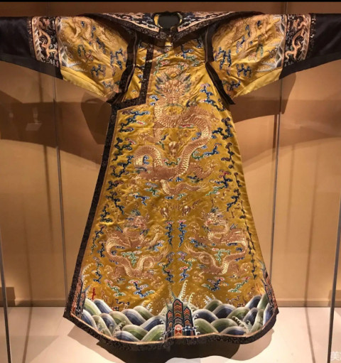 在清朝时期,凤袍作为皇后的独特服饰,不仅是权力的象征,更是极高的